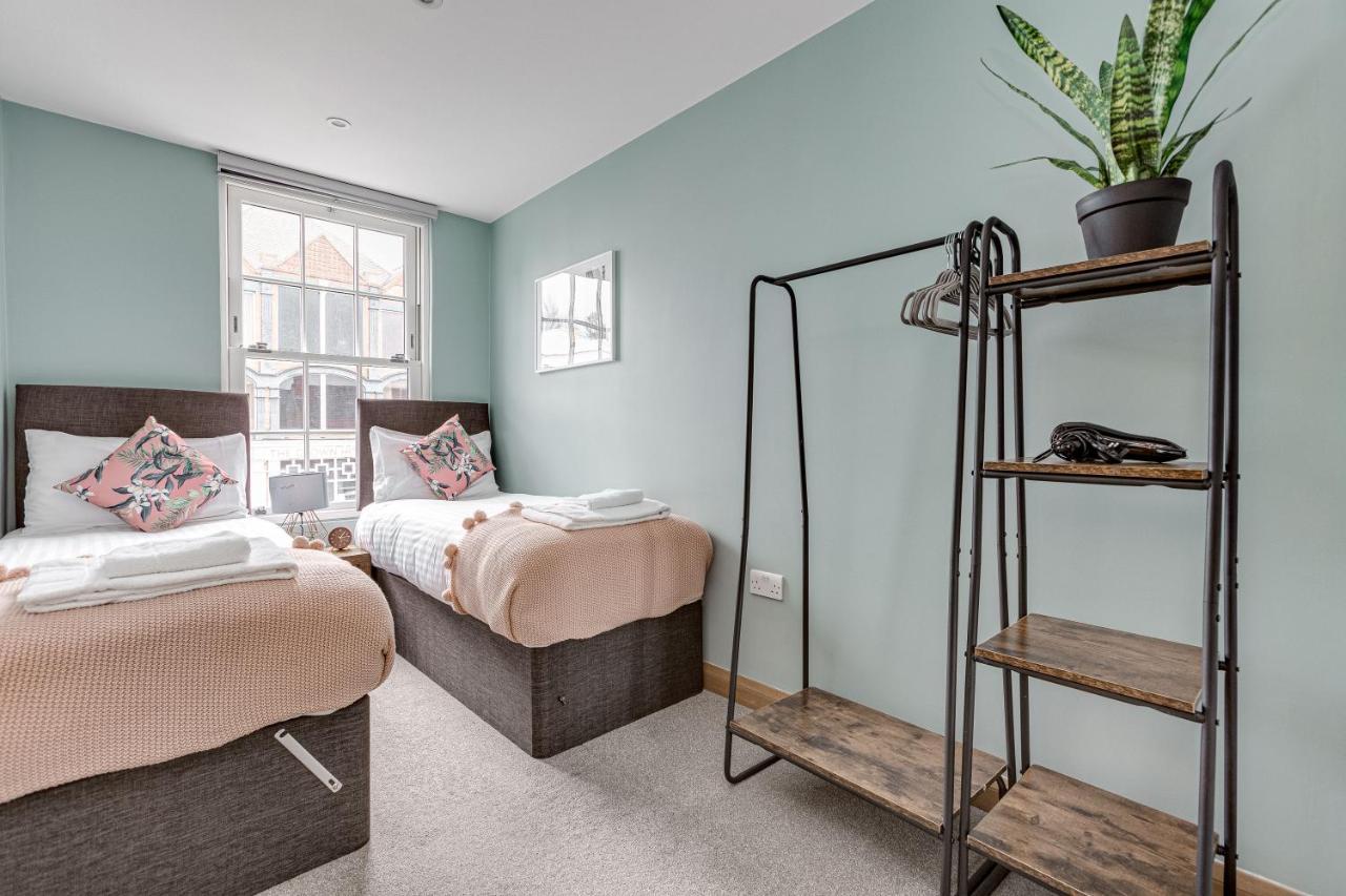 Homely 2 Beds Apt Up To 5 Guests-Wifi By Tent Serviced Apartments Chertsey Exterior photo