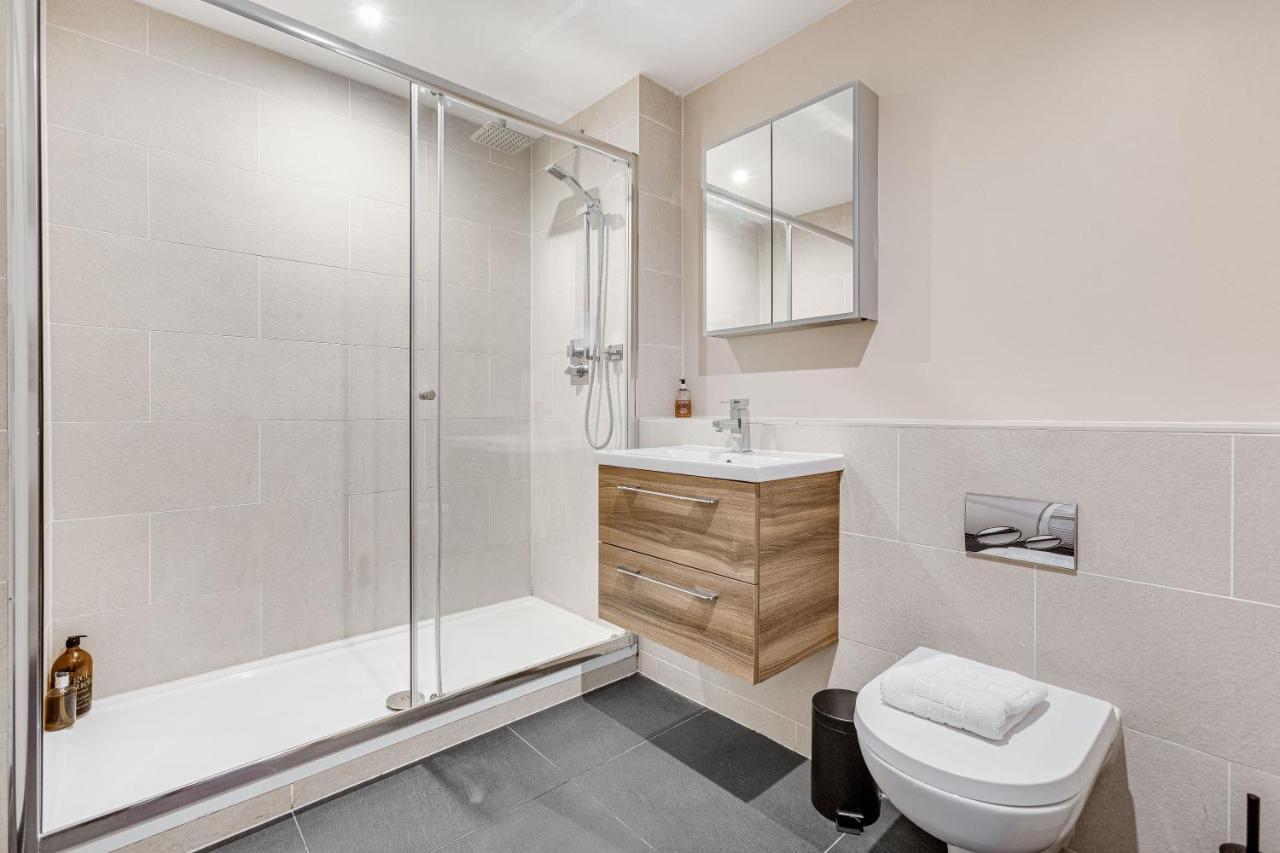 Homely 2 Beds Apt Up To 5 Guests-Wifi By Tent Serviced Apartments Chertsey Exterior photo