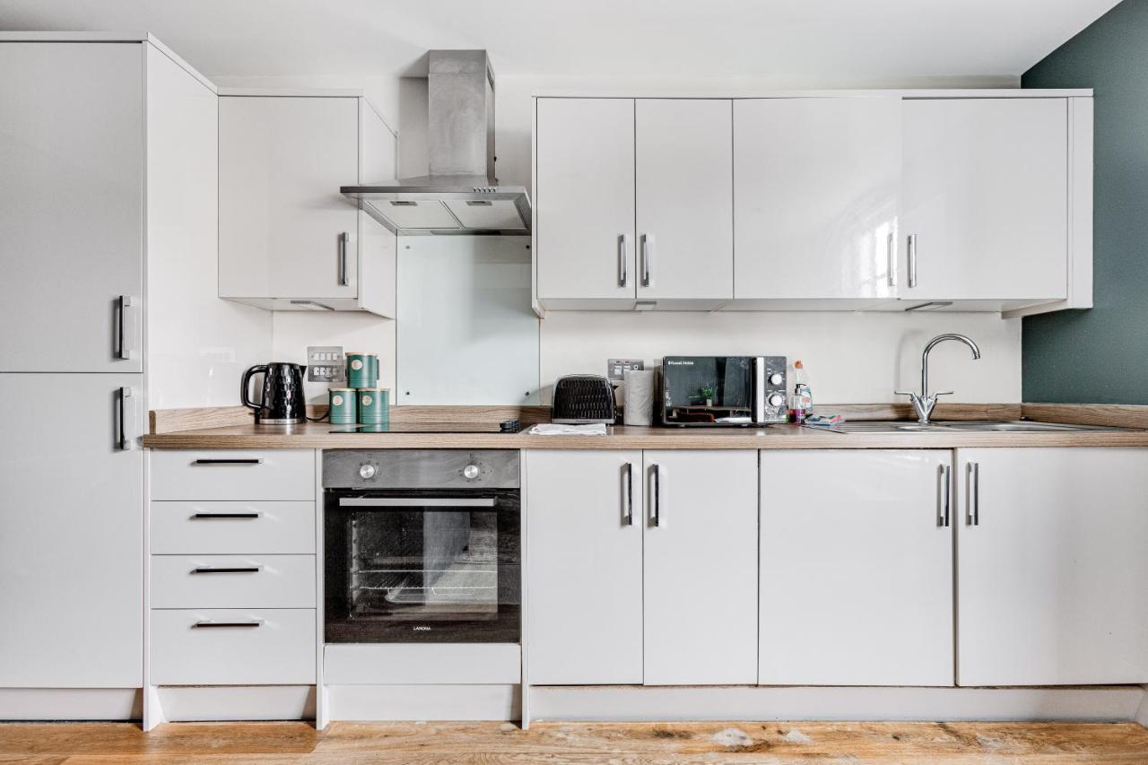 Homely 2 Beds Apt Up To 5 Guests-Wifi By Tent Serviced Apartments Chertsey Exterior photo